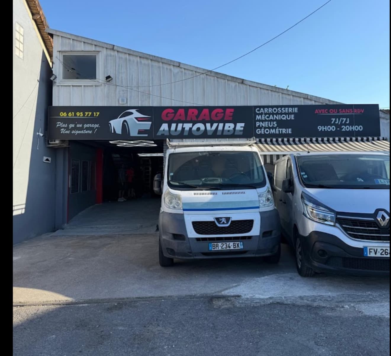Entrée du Garage Autovibe Drancy avec véhicules d'intervention